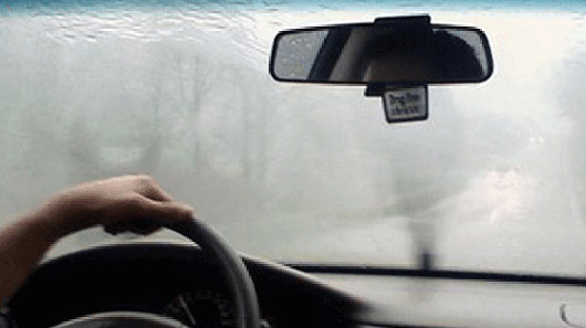 Kinh nghiệm xử lý kính mờ khi lái xe trời mưa