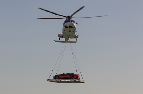 Siêu xe aston Martin Vanquish “lướt” trên bầu trời Dubai